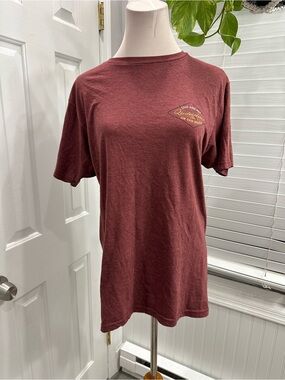Quiksilver Men's Short Sleeve Crew Tee in Maroon with Chest Logo